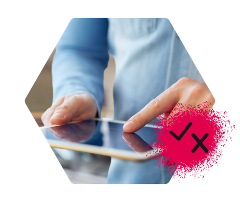 Eine Person tippt auf das Display eines Tablets.